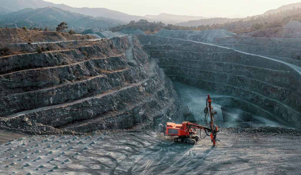 1778489972957114.jpg Mining-excavation-operation-showing-drill-and-blast-on-open-pit-bench.jpg