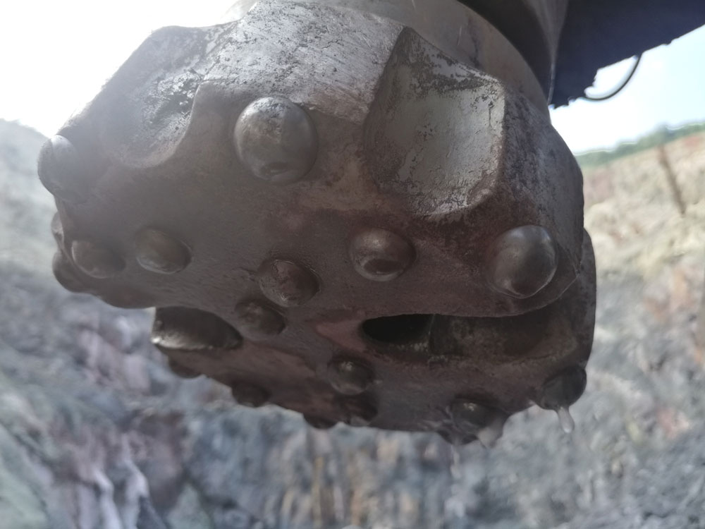 MSD-DTH-button-bit-uniform-wear-pattern-after-drilling-showing-effective-flushing-hole-design.jpg