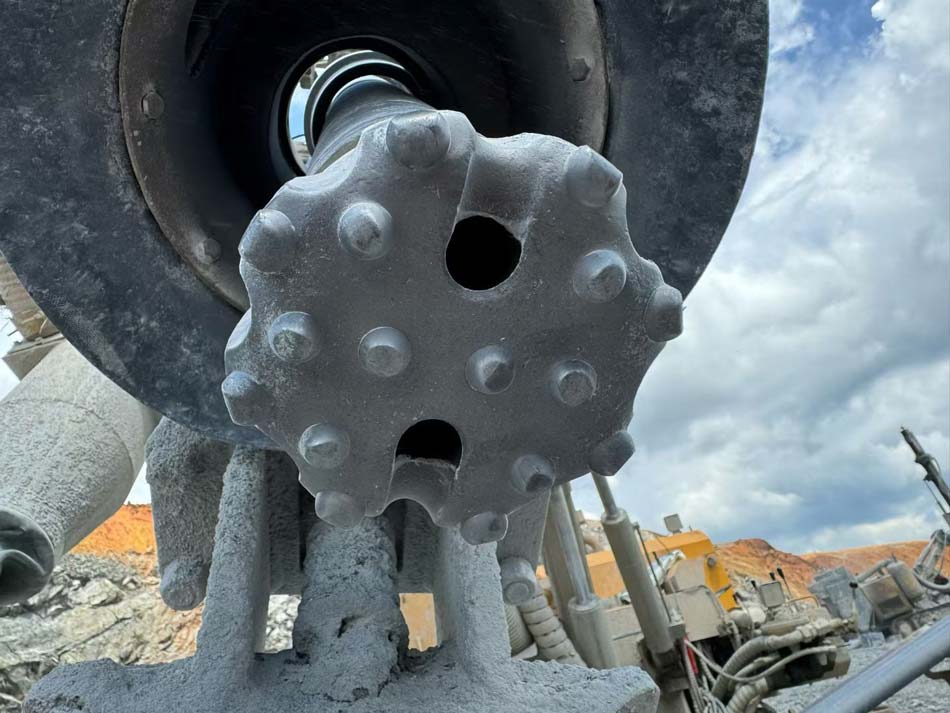 1781489047756095.jpg DTH-drill-rig-on-mining-site-with-worn-drill-bit-requiring-failure-diagnosis.jpg