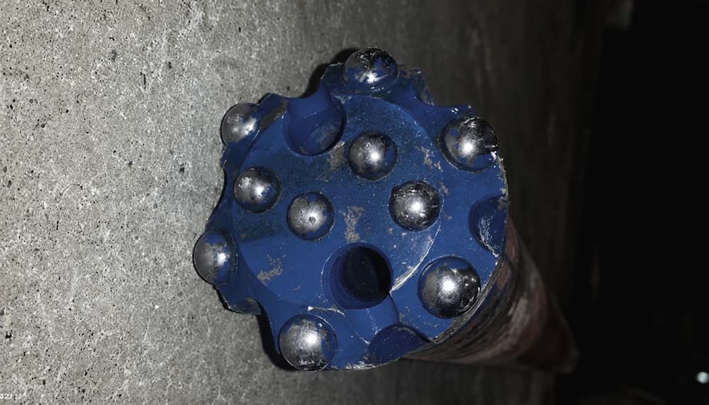 1781489322504448.jpg New-vs-failed-DTH-drill-bit-showing-button-breakage-and-button-loss-comparison.jpg